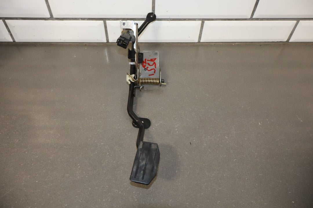 1999 Isuzu Trooper Throttle, Brake Pedals OEM