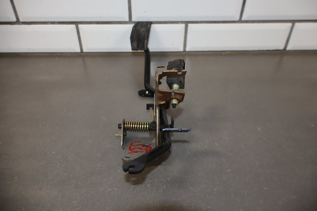 1999 Isuzu Trooper Throttle, Brake Pedals OEM
