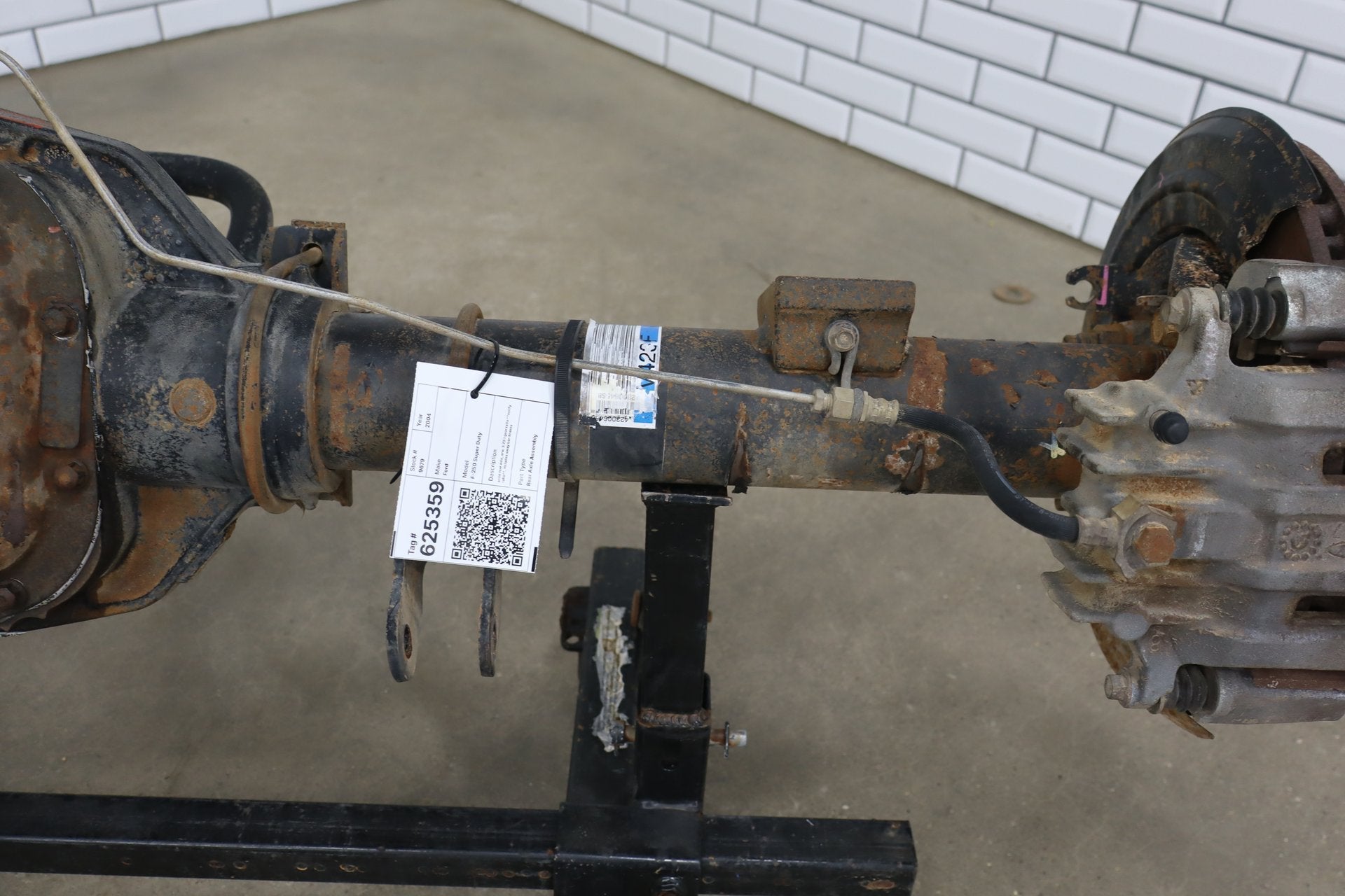2000-2004 Ford F-250 Super Duty Sterling 10.5" 3.73 Ratio Rear Axle Assembly OEM