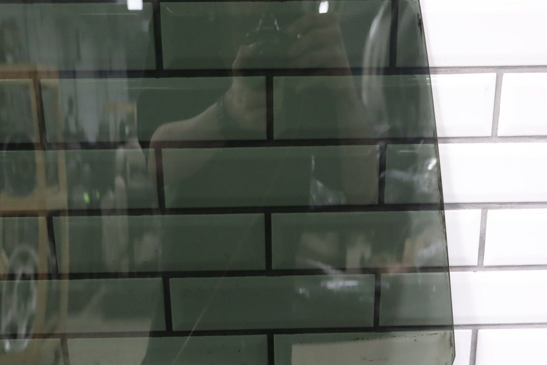 2000 - 2007 Chevrolet Silverado 2500 HD Right Rear Door Window 15181068 OEM