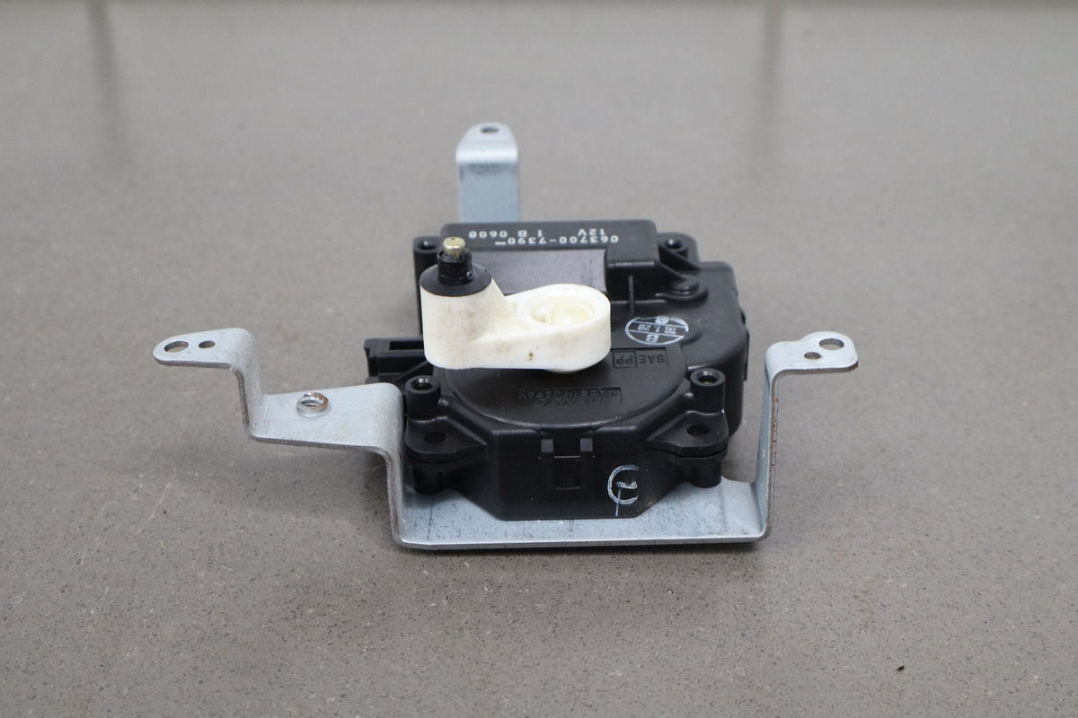 2000 Toyota Land Cruiser LX470 Heater Control Valve 0637007390 OEM