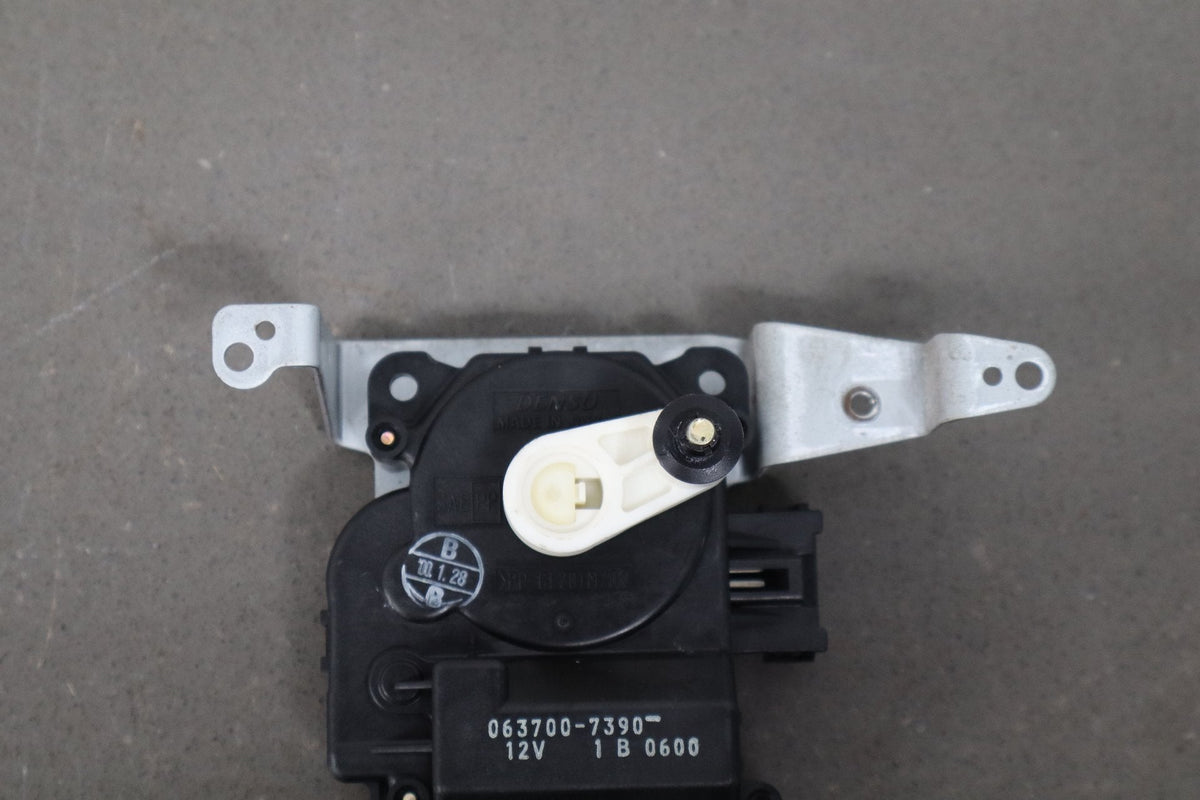 2000 Toyota Land Cruiser LX470 Heater Control Valve 0637007390 OEM