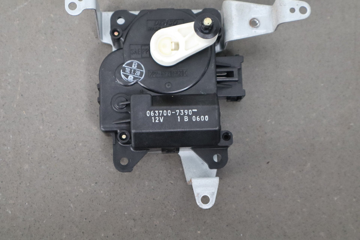2000 Toyota Land Cruiser LX470 Heater Control Valve 0637007390 OEM