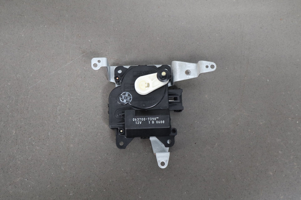 2000 Toyota Land Cruiser LX470 Heater Control Valve 0637007390 OEM