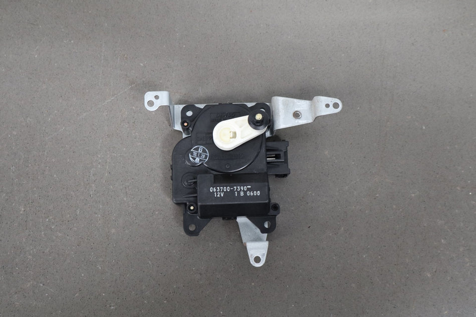 2000 Toyota Land Cruiser LX470 Heater Control Valve 0637007390 OEM