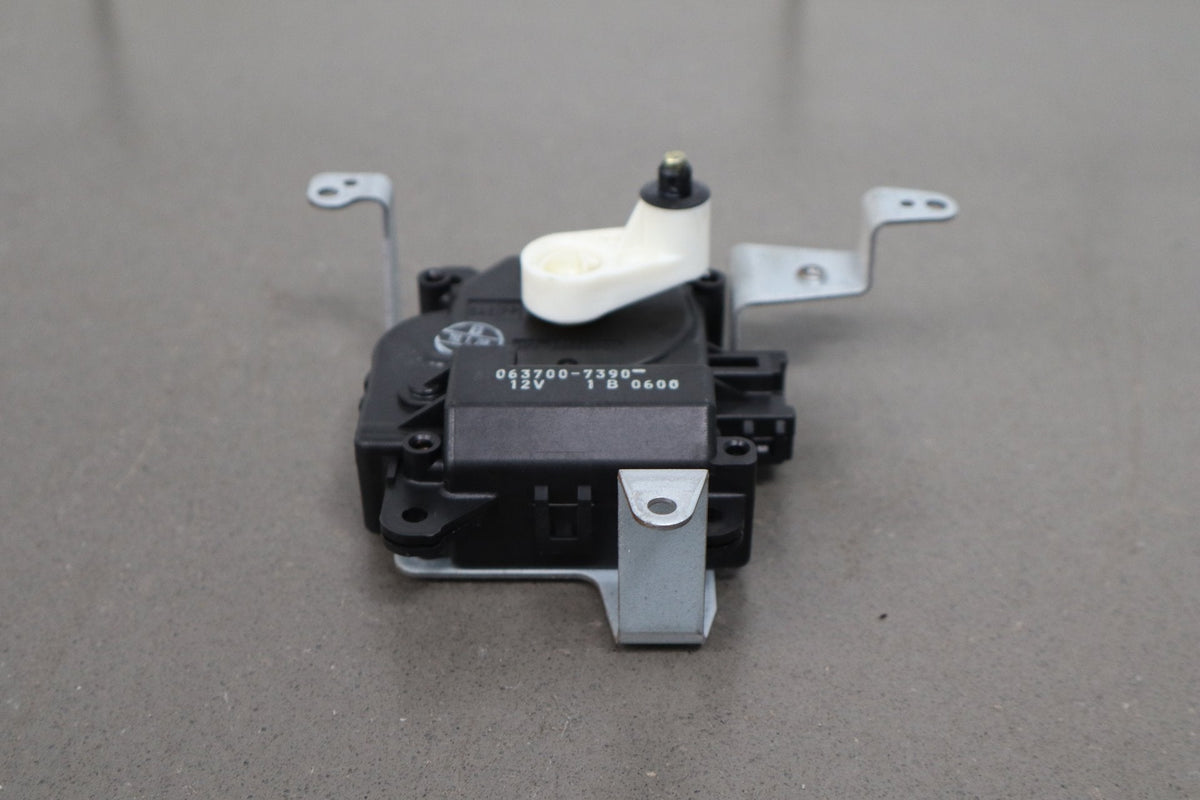 2000 Toyota Land Cruiser LX470 Heater Control Valve 0637007390 OEM