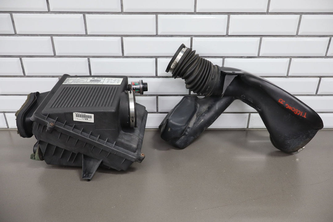 2001 - 2002 Chevrolet Silverado 2500 HD Air Cleaner/Box 88894277 OEM *No MAF*