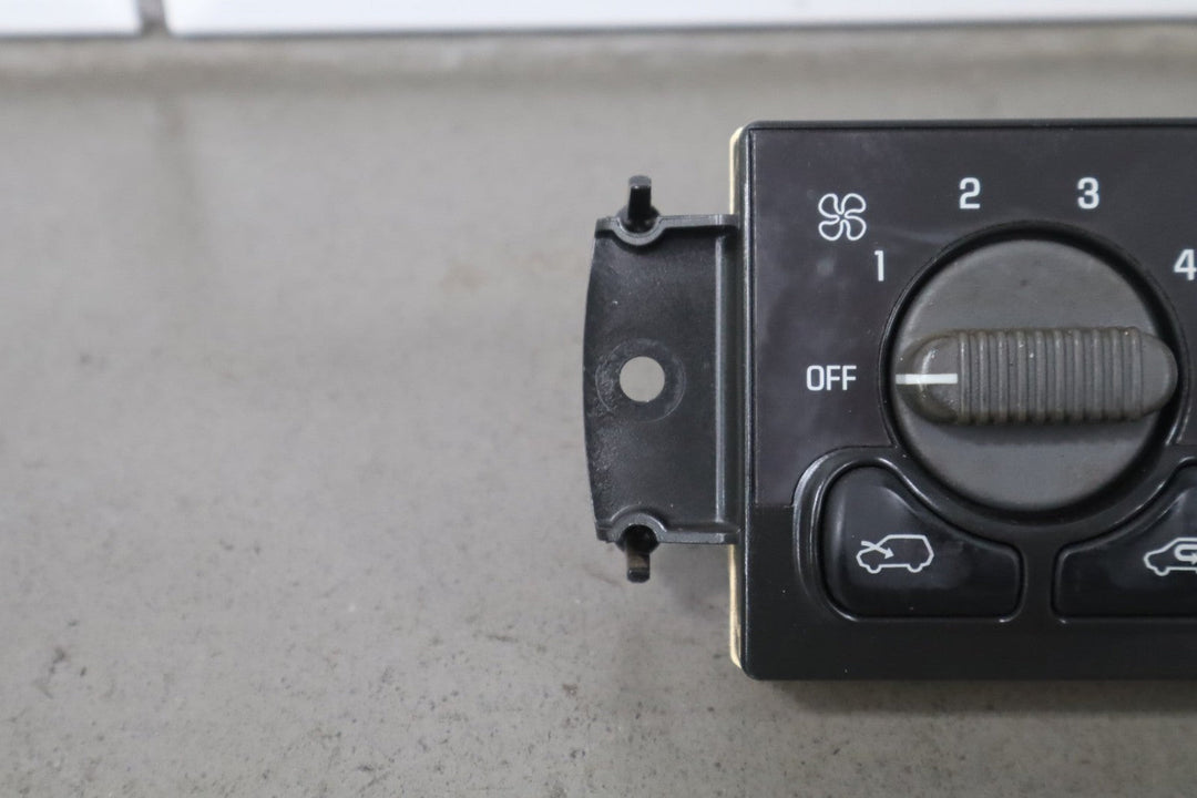2001 - 2002 GMC Sierra OEM Manual Temperature Climate Control 15054697