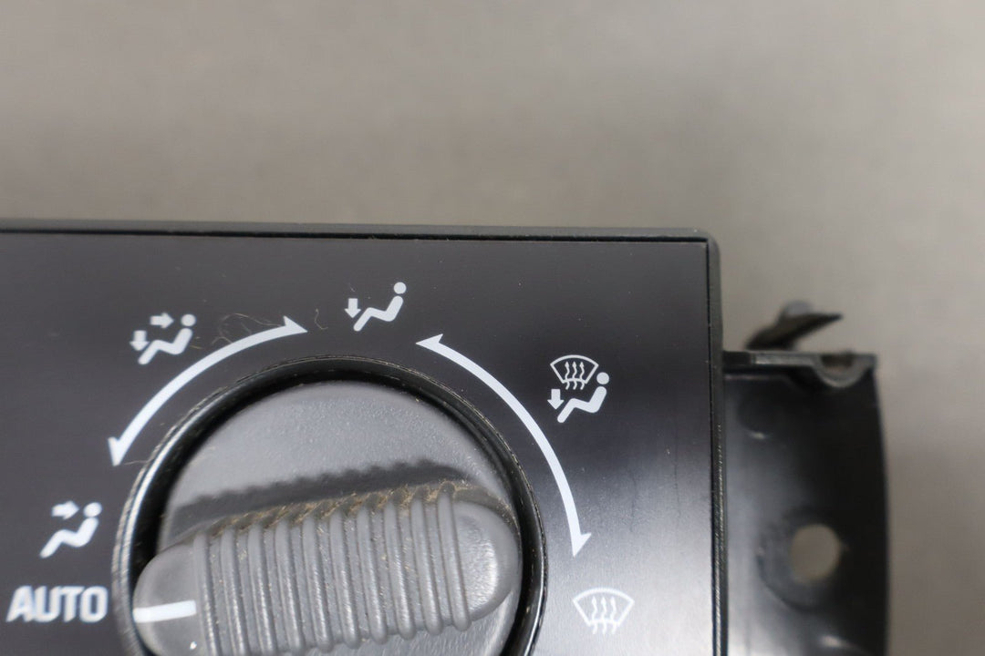 2001 - 2002 GMC Sierra OEM Manual Temperature Climate Control 15054697