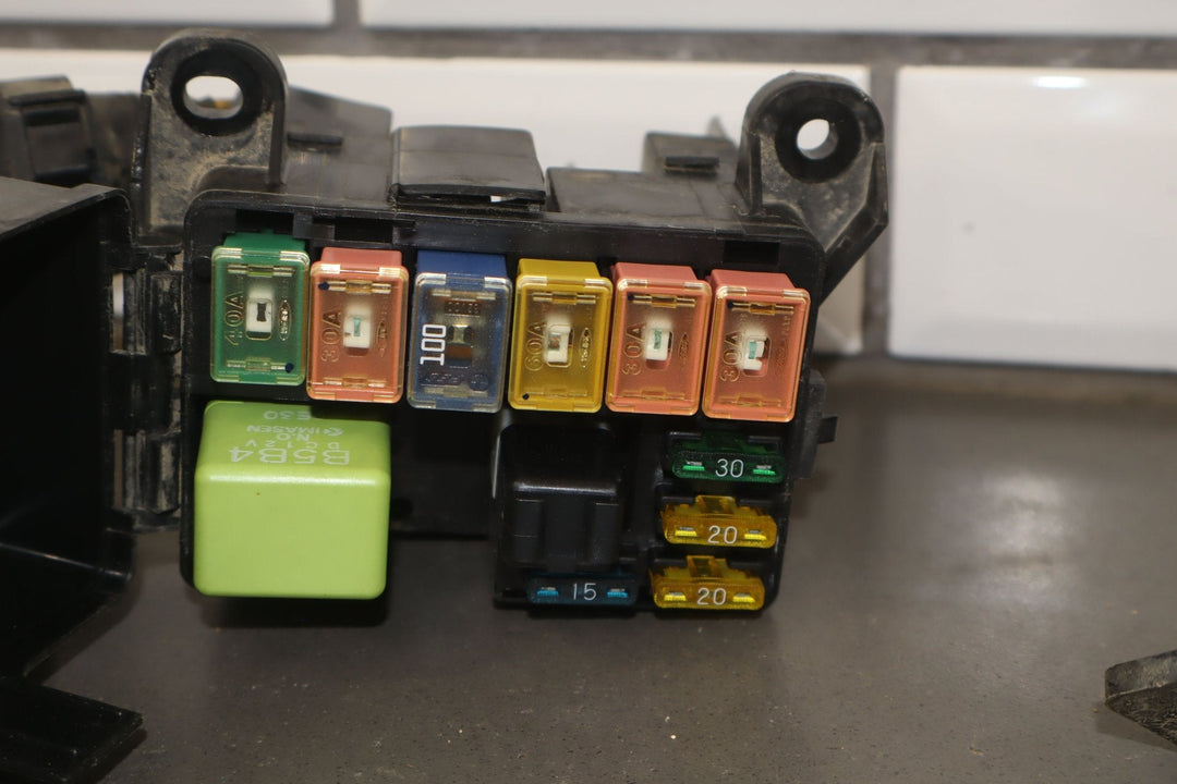 2001 - 2002 Mazda Miata Engine Fuse Relay Junction Box W/Harness