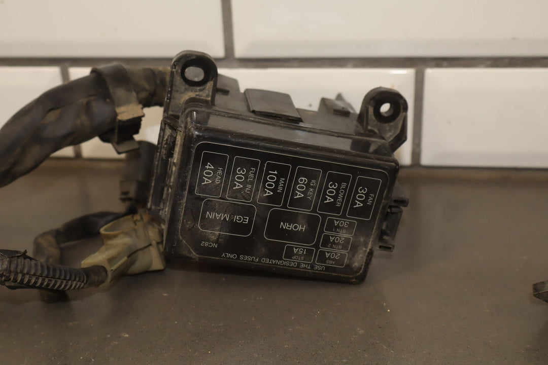 2001 - 2002 Mazda Miata Engine Fuse Relay Junction Box W/Harness