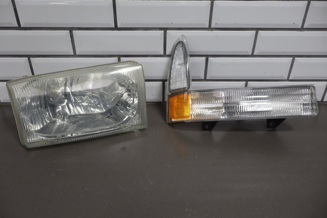 2001 - 2004 Ford F - 250 Super Duty Right RH Headlamp 2C3Z13008AA OEM