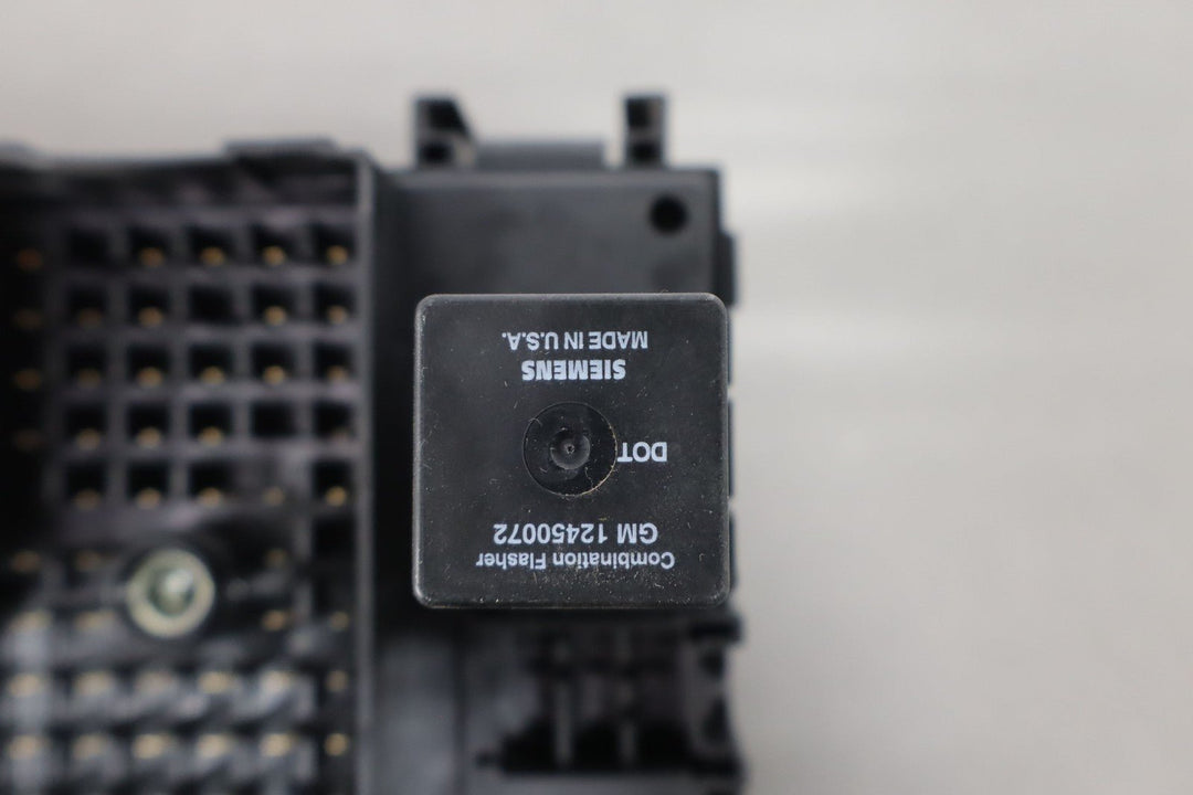 2001 Chevy Silverado 2500HD Cabin/Interior Fuse Box Assembly 15770992