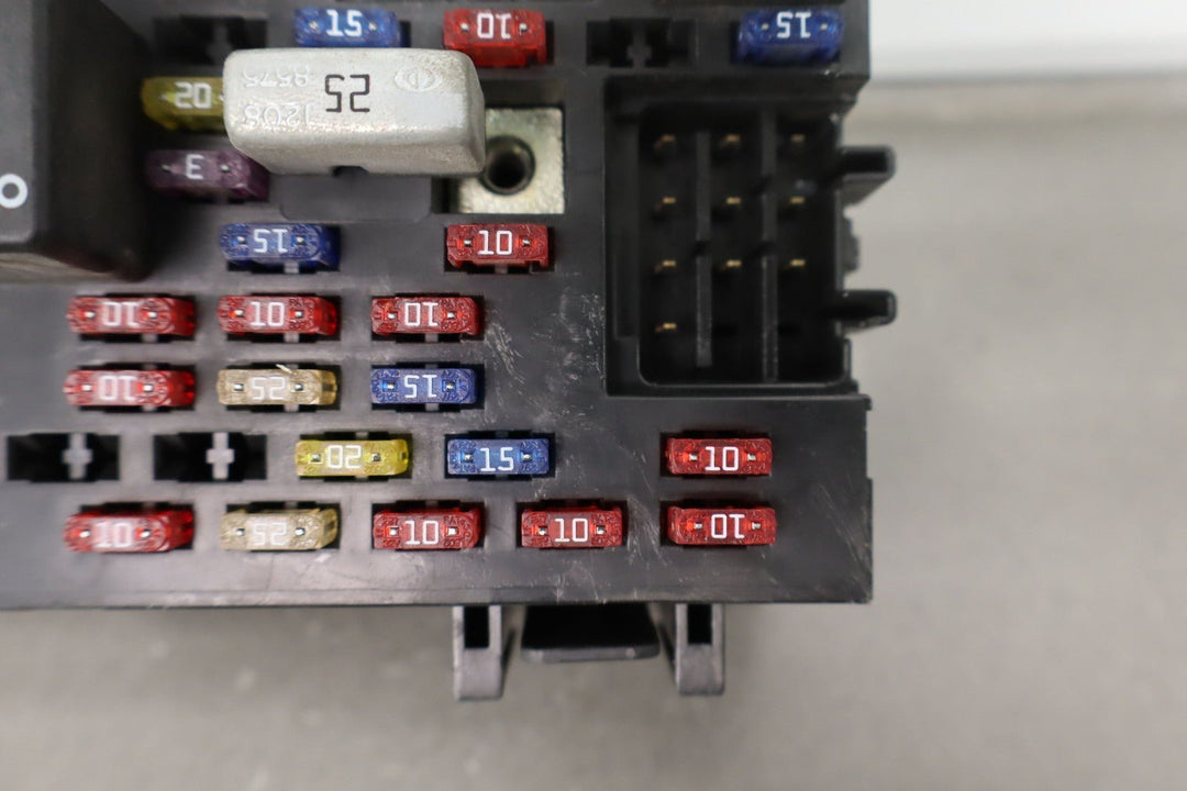 2001 Chevy Silverado 2500HD Cabin/Interior Fuse Box Assembly 15770992