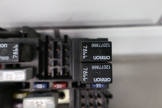 2001 Chevy Silverado 2500HD Cabin/Interior Fuse Box Assembly 15770992