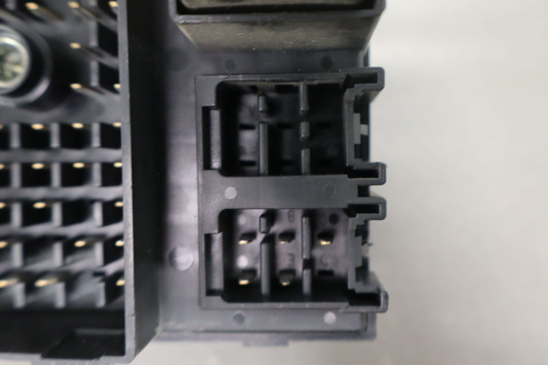 2001 Chevy Silverado 2500HD Cabin/Interior Fuse Box Assembly 15770992