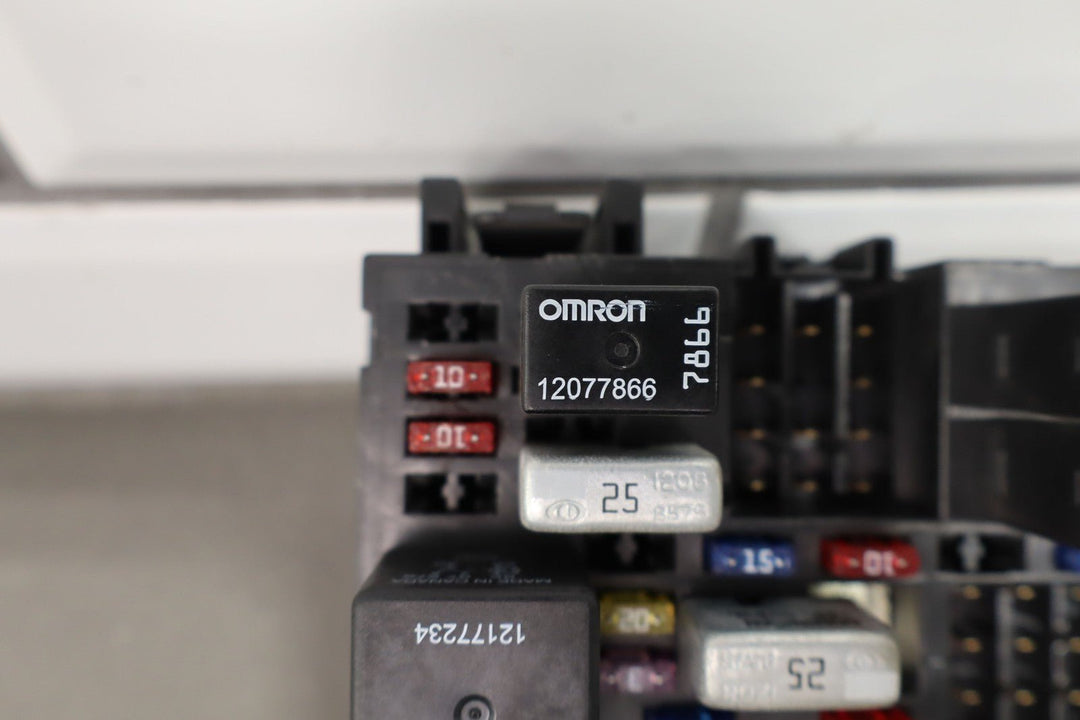 2001 Chevy Silverado 2500HD Cabin/Interior Fuse Box Assembly 15770992