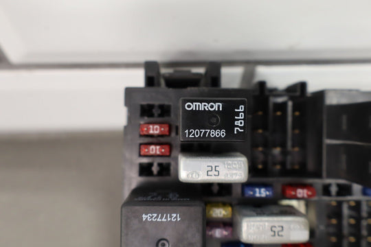 2001 Chevy Silverado 2500HD Cabin/Interior Fuse Box Assembly 15770992