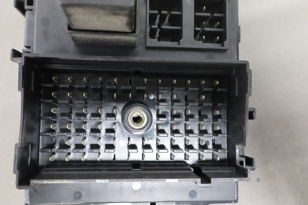 2001 Chevy Silverado 2500HD Cabin/Interior Fuse Box Assembly 15770992