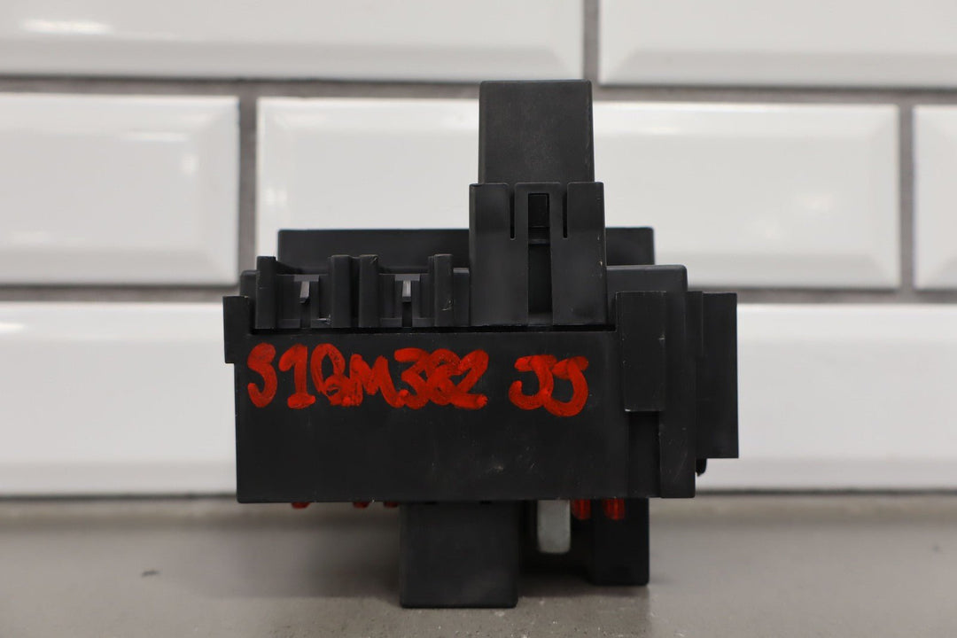 2001 Chevy Silverado 2500HD Cabin/Interior Fuse Box Assembly 15770992