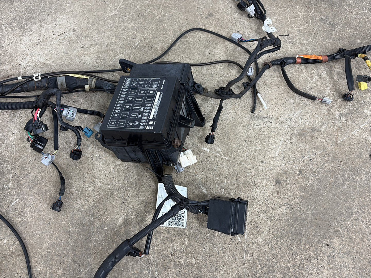 2001 Lexus LX470 J100 4.7LL Engine Fuse Box 8267460010