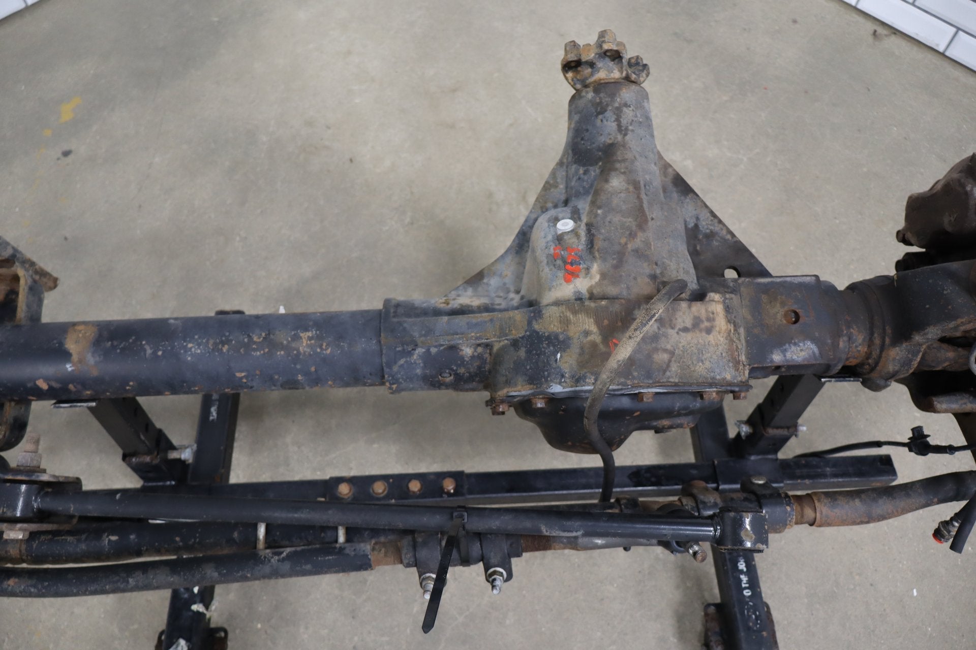 2002-2004 Ford F250 F350 Super Duty 4x4 3.73 Ratio Front Axle Assembly OEM