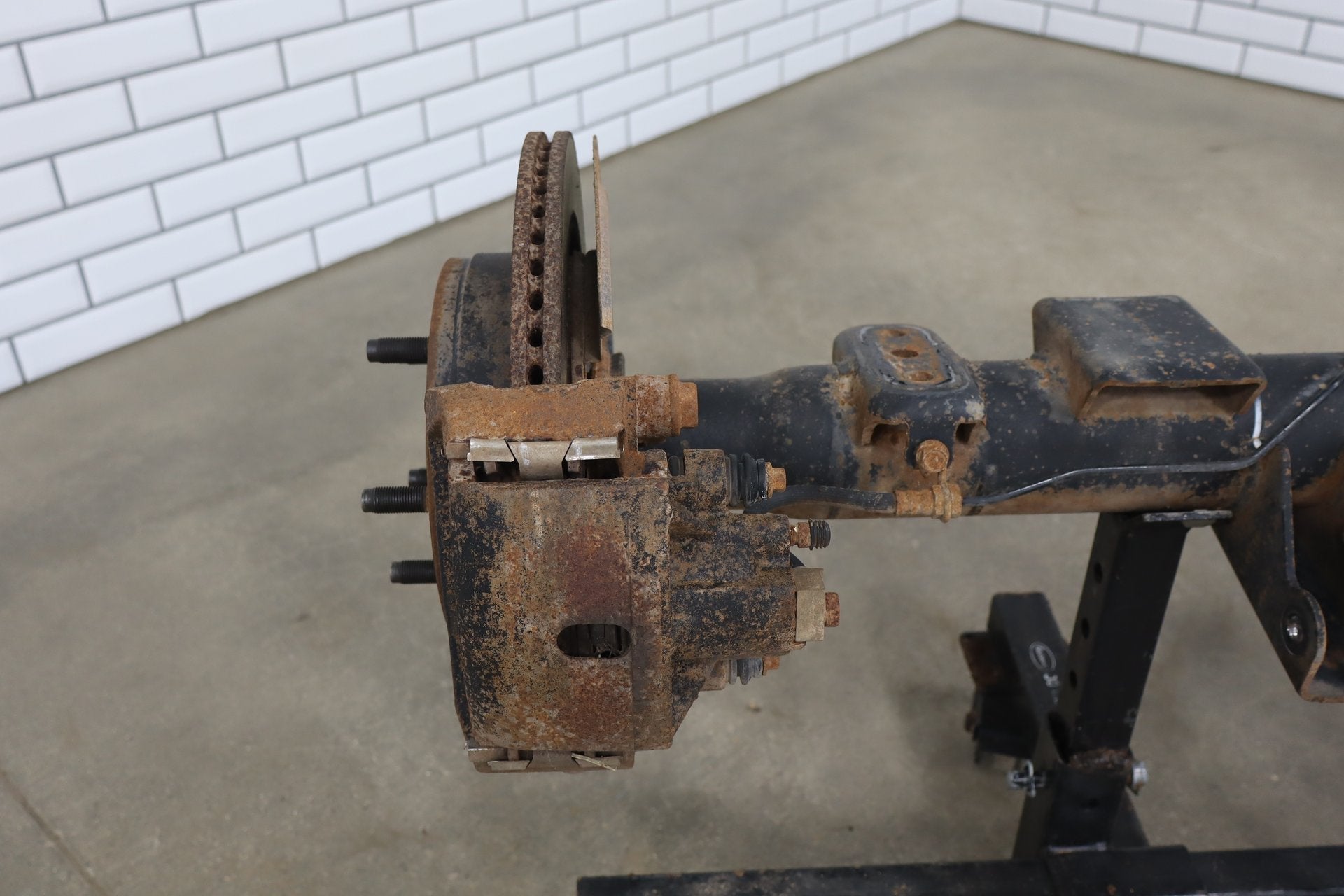 2002-2005 Ram 1500 Rear Axle Assembly 05072512AA OEM 3.55 Ratio