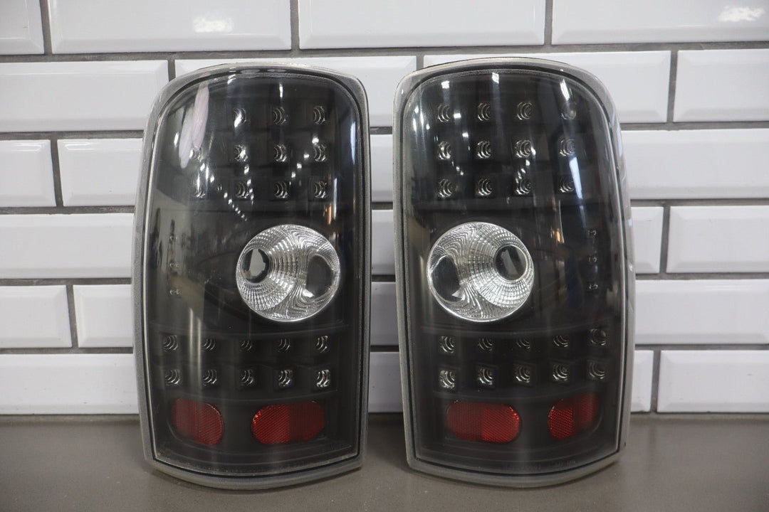 2002 - 2006 GMC Yukon GMT800 Aftermarket Tail Light Set