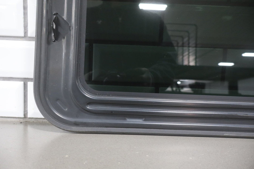 2002 - 2006 GMC Yukon Tahoe Suburban GMT800 Sunroof Glass Panel OEM