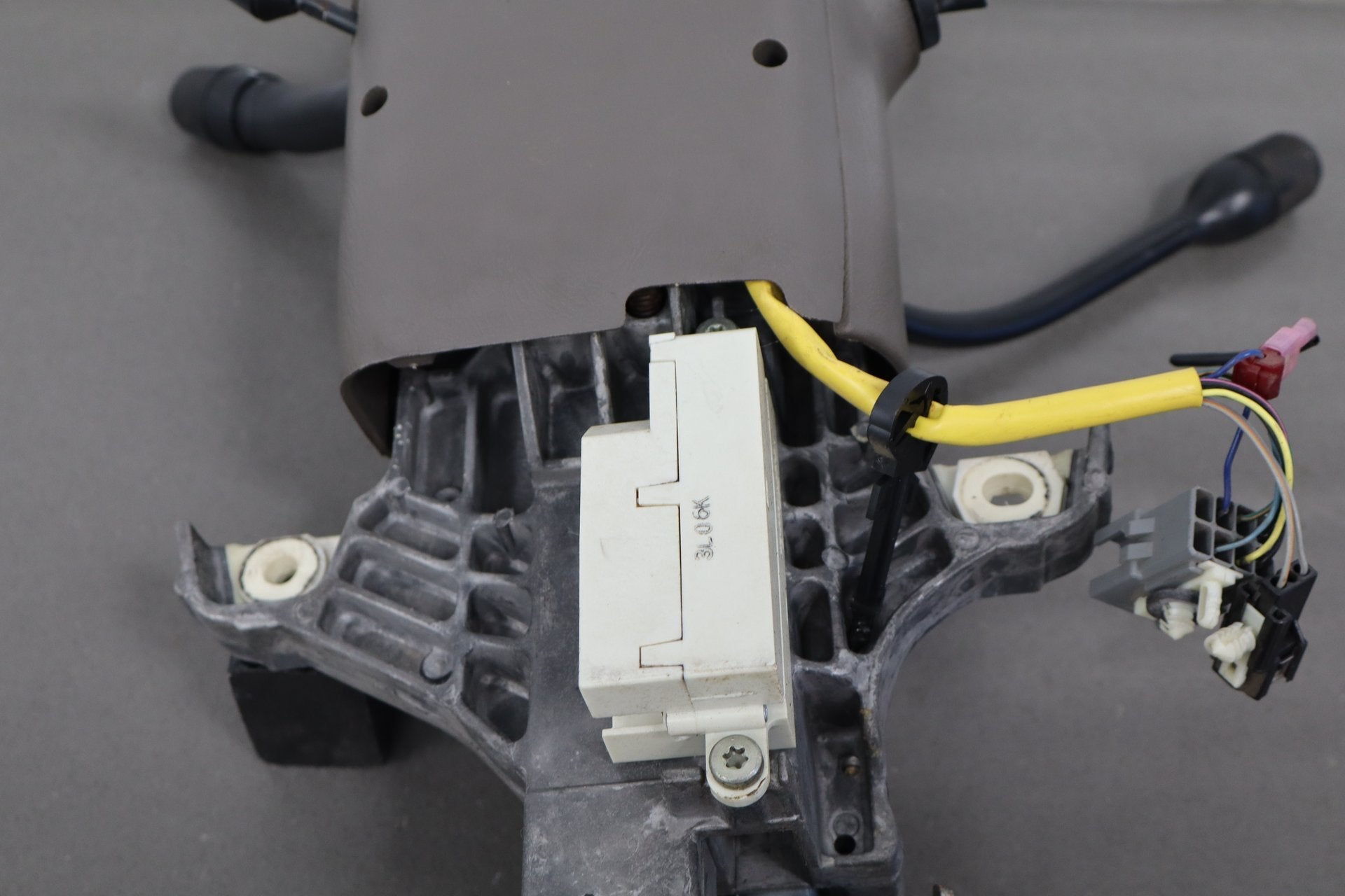 2002-2007 Ford F-350 Super Duty Tilt Steering Column with Key/Switches F2UZ3524A