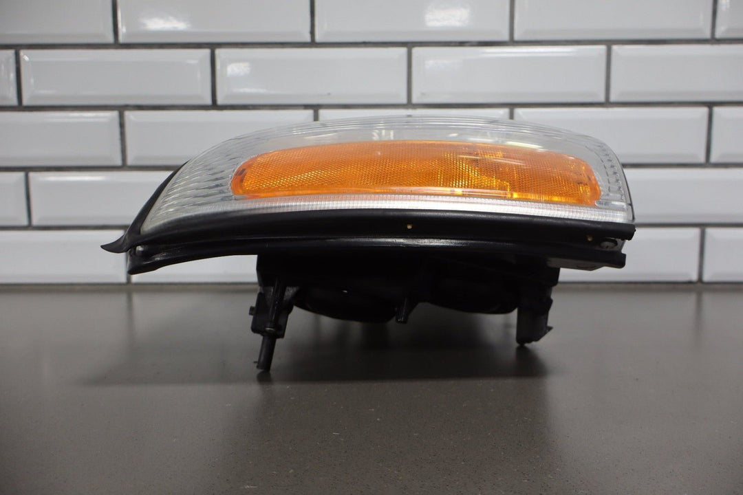 2002 Cadillac Escalade Right Headlamp Halogen 15181850 OEM