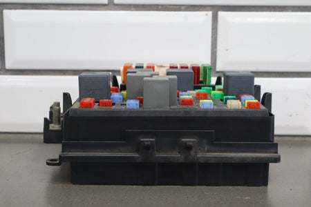 2002 Chevrolet Silverado 2500 GMT800 6.0LL Gasoline Engine Fuse Box 15811689