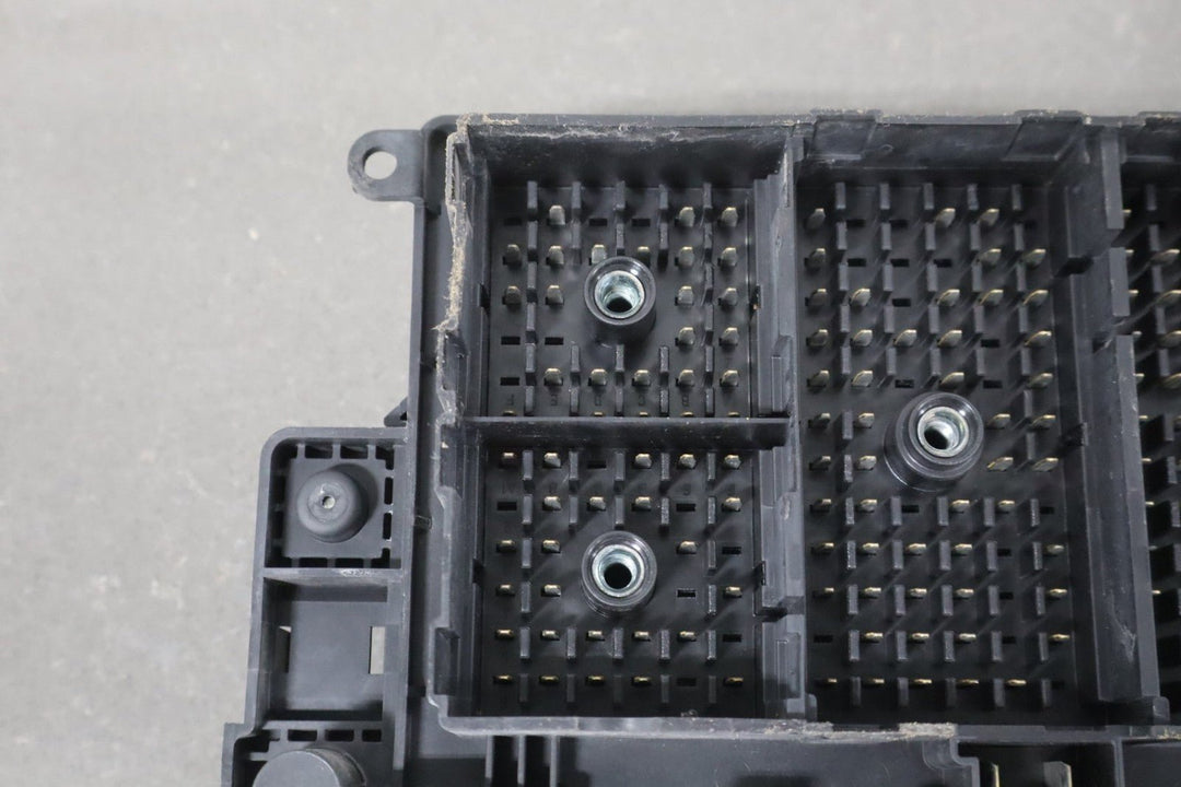 2002 Chevrolet Silverado 2500 GMT800 6L Gasoline Engine Fuse Box 15811689