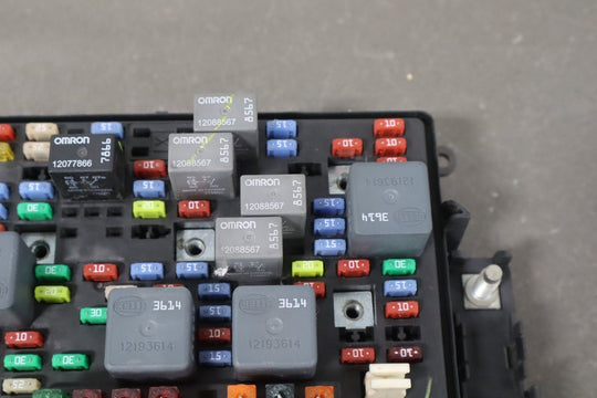 2002 Chevrolet Silverado 2500 GMT800 6L Gasoline Engine Fuse Box 15811689