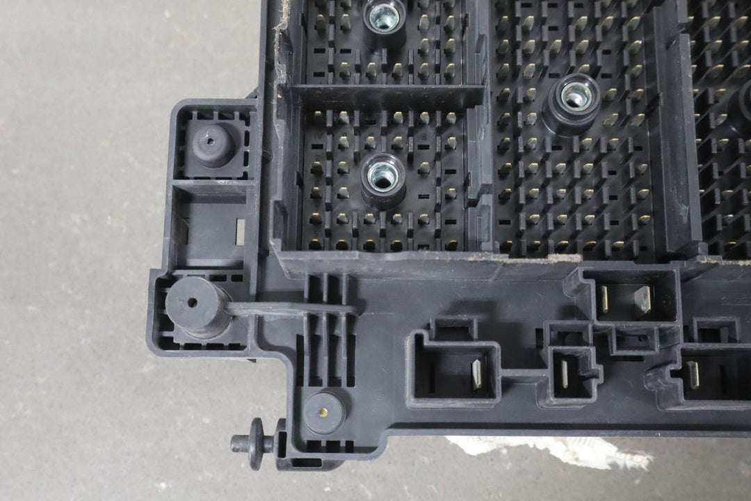 2002 Chevrolet Silverado 2500 GMT800 6L Gasoline Engine Fuse Box 15811689