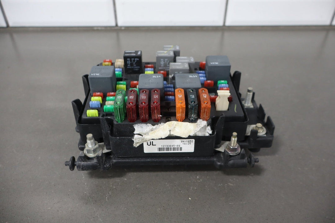 2002 Chevrolet Silverado 2500 GMT800 6L Gasoline Engine Fuse Box 15811689