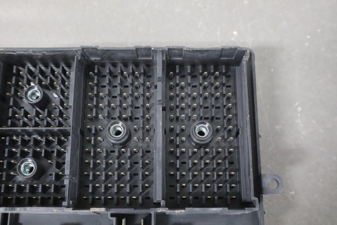 2002 Chevrolet Silverado 2500 GMT800 6L Gasoline Engine Fuse Box 15811689