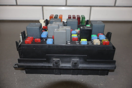 2002 Chevrolet Silverado 2500 GMT800 6L Gasoline Engine Fuse Box 15811689