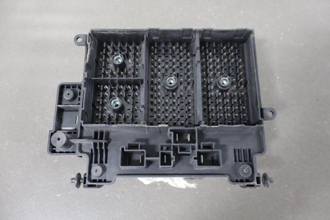 2002 Chevrolet Silverado 2500 GMT800 6L Gasoline Engine Fuse Box 15811689