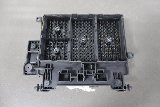 2002 Chevrolet Silverado 2500 GMT800 6L Gasoline Engine Fuse Box 15811689