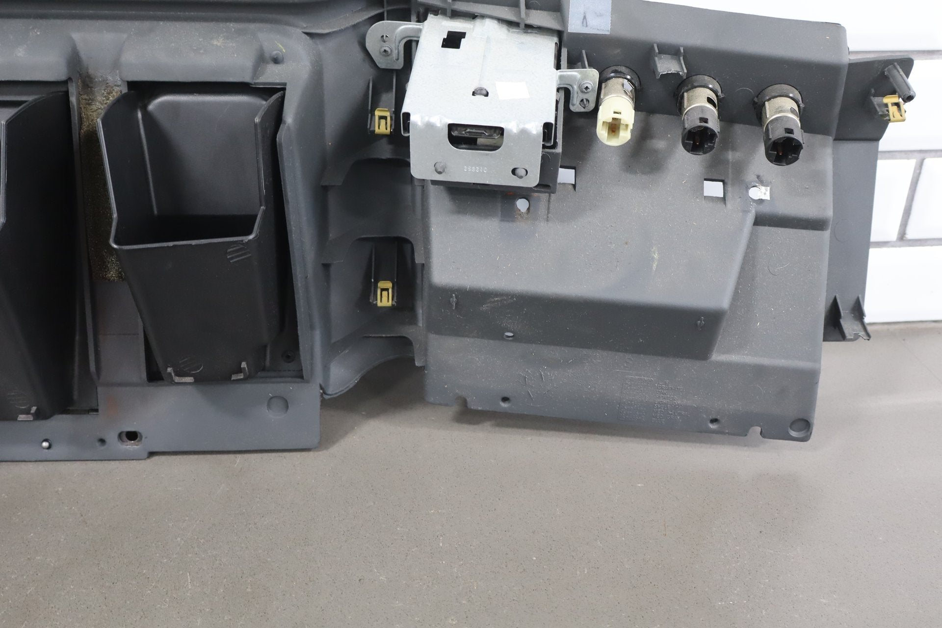 2002 Chevrolet Silverado 2500HD Glove Box Graphite 12D With Surround Panel