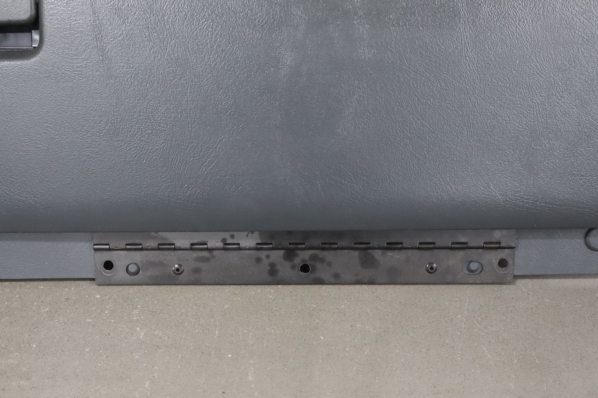 2002 Chevrolet Silverado 2500HD Glove Box Graphite 12D With Surround Panel