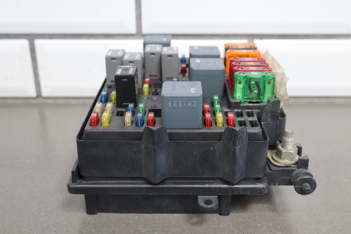 2002 Chevrolet Silverado 3500 6.6L LB7 Duramax Diesel Engine Fuse Box 15811689