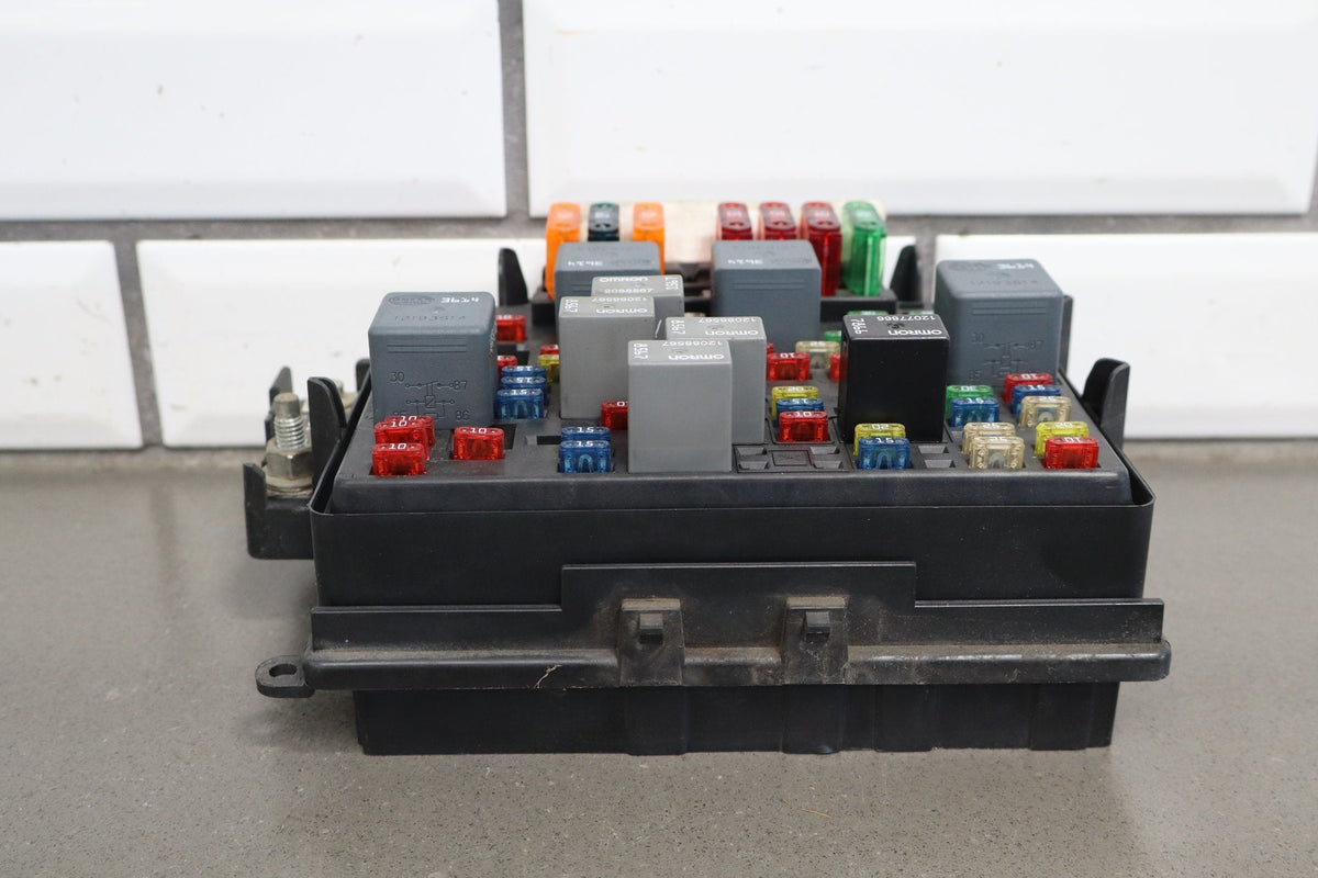 2002 Chevrolet Silverado 3500 6.6L LB7 Duramax Diesel Engine Fuse Box 15811689