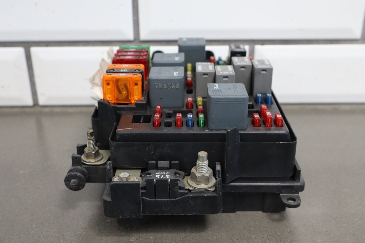 2002 Chevrolet Silverado 3500 6.6L LB7 Duramax Diesel Engine Fuse Box 15811689