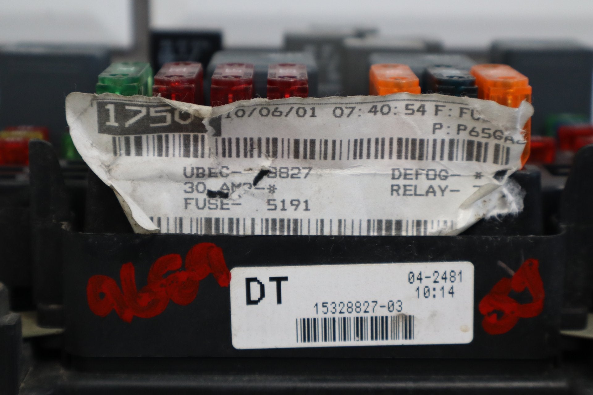 2002 Chevrolet Silverado 3500 6.6L LB7 Duramax Diesel Engine Fuse Box 15811689