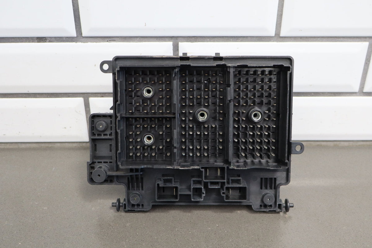 2002 Chevrolet Silverado 3500 6.6L LB7 Duramax Diesel Engine Fuse Box 15811689