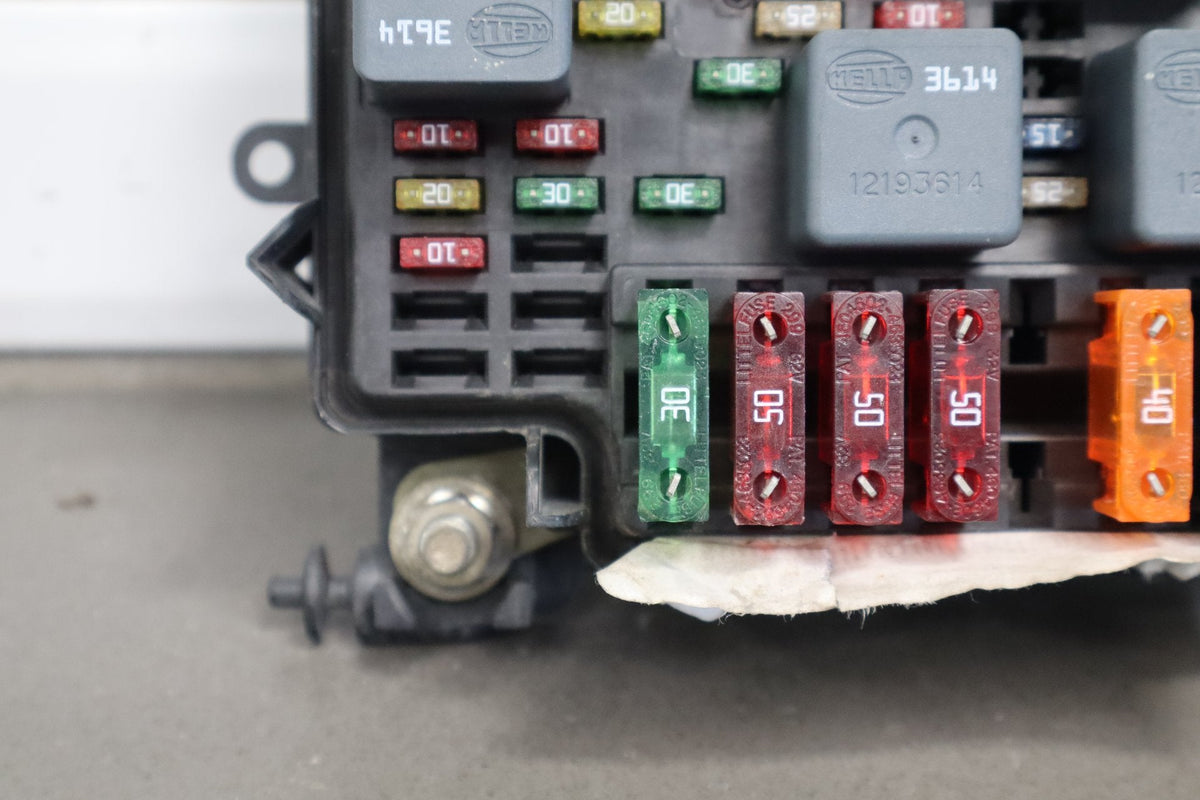 2002 Chevrolet Silverado 3500 6.6L LB7 Duramax Diesel Engine Fuse Box 15811689