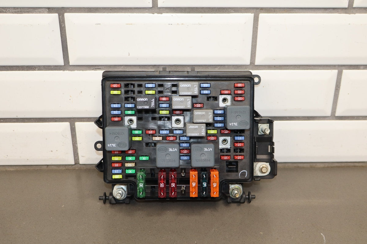 2002 Chevrolet Silverado GMT800 6.0LL Gasoline Engine Fuse Box 15811689