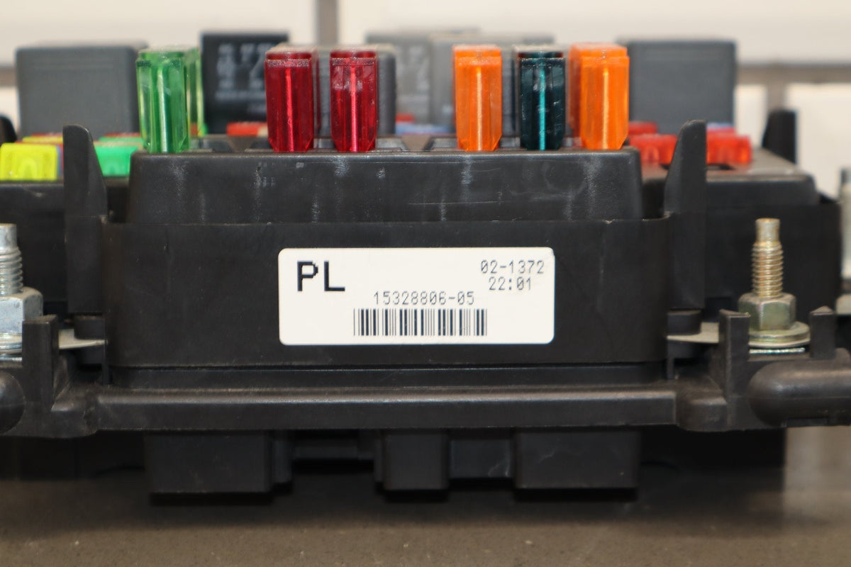 2002 Chevrolet Silverado GMT800 6.0LL Gasoline Engine Fuse Box 15811689